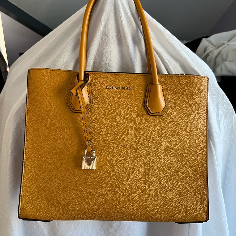 Michael Kors large accordion tote Mercer marigold (no long strap)